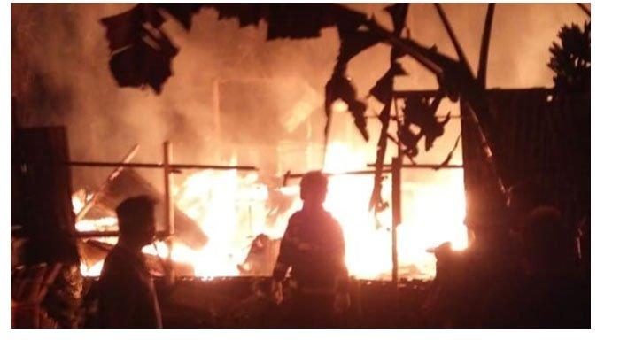 Petugas pemadam kebakaran Kota Padang berjibaku memadamkan api yang membakar satu unit rumah di Lubeg, Rabu malam (21/10). (IST)