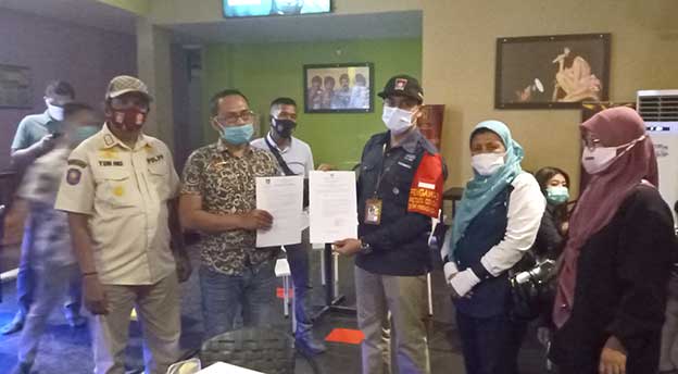Tim Terpadu Pembinaan dan Pengawasan Minuman Alkohol Pemko Padang melakukan sidak minuman beralkohol. (IST)