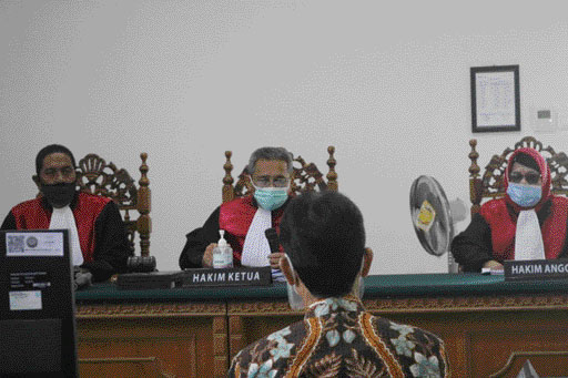 Bupati Solsel non-aktif Muzni Zakaria saat menjalani sidang putusan, kemarin (21/10). (IST)
