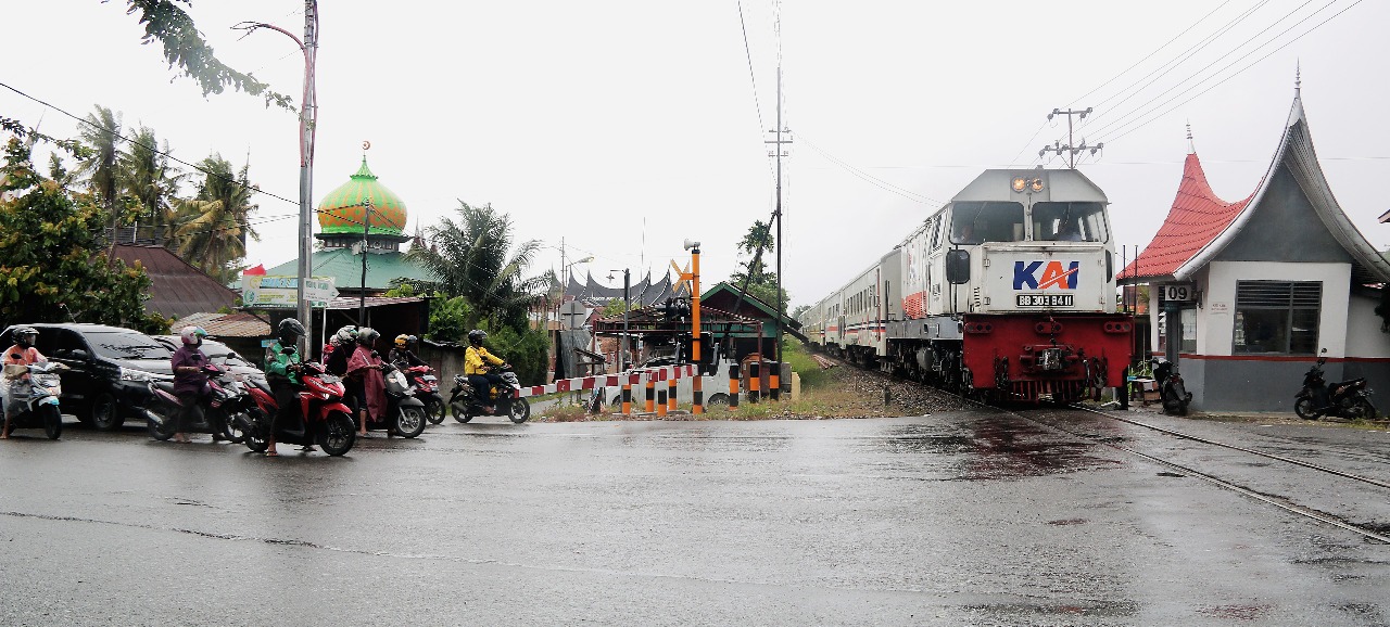 Masyarakat taat lalulintas akan berhenti di palang pintu perlintasan sebidang kereta api.