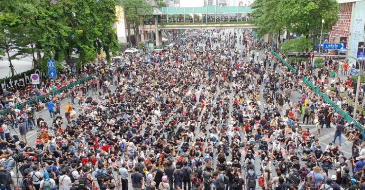 Demonstran anti pemerintah memadati perempatan Ratchaprasong, pusat bisnis, di Kota Bangkok, Minggu (25/10) lalu. (net)
