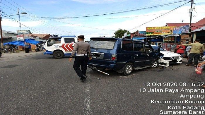 Dua unit mobil terlibat kecelakaan di Jalan Raya Ampang,  Selasa (13/10). (IST)
