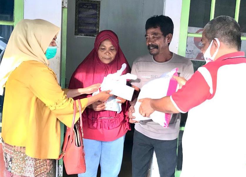 Tim AR Center menyerahkan bantuan sembako dan uang tunai dari anggota DPR RI Andre Rosiade kepada keluarga Syamsudin di Parupuk Tabing.