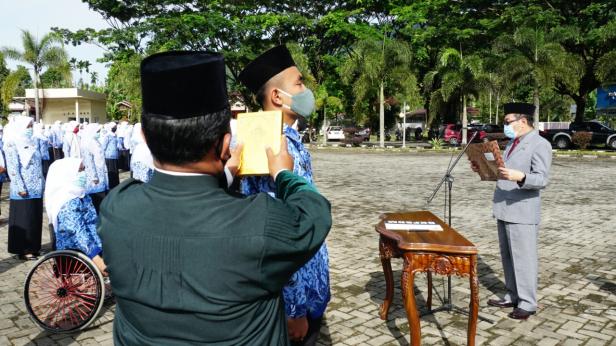 Plt Bupati Solok Selatan Jasman Rizal mengambil sumpah ASN. (net)