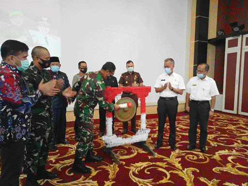 Kasrem 032/Wbr Kolonel Inf Emrizen, didampingi Pjs Bupati Pessel, Mardi dan Dandim 0311 Pessel, Gamma Arthadillah Sakti melakukan pemukulan gong tanda ditutupnya TMMD ke-109. (IST)