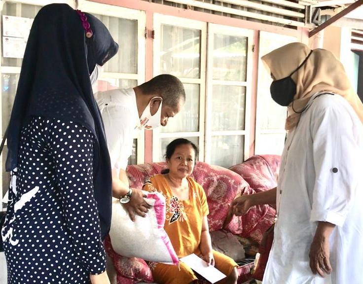 Tim AR Center menyerahkan bantuan dari Adre Rosiade kepada keluarga Yasnani di UKU, Padang Utara.