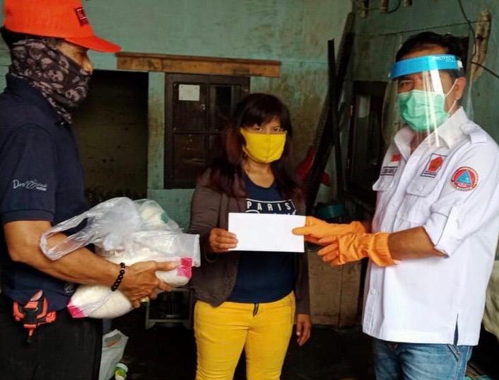 Tim AR Center Zulkifli menyerahkan bantuan sembako dan uang tunai dari Andre Rosiade kepada keluarga tukang parkir di Kampung Jawa Dalam, Padang Barat.