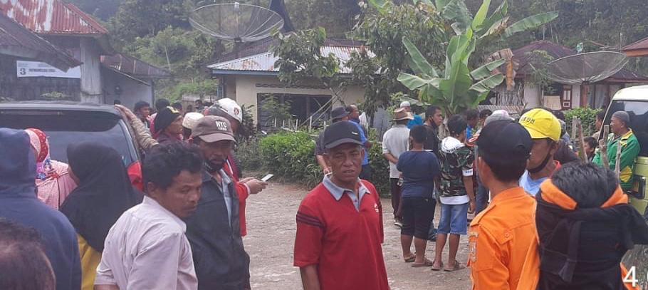Warga Simarosok Kecamatan Baso, Kabupaten Agam, berkerumun di lokasi turunnya 14 warga Nagari Suayan Kabupaten Limapuluh Kota yang sebelumnya tersesat di dalam hutan.