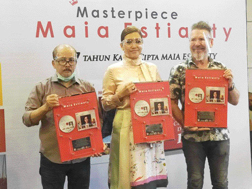 Peluncuran album Masterpiece Maia Estianty, menandai 17 tahun Maia Estianty (tengah) berkarya di belantika musik Indonesia. (JawaPos.com)