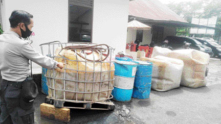 Polisi menunjukkan barang bukti premium tanpa disertai surat-surat yang diamankan di Polsek Luki, kemarin. (IST)