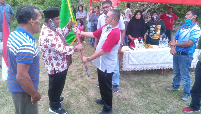 Penyerahan bendera pataka dari Ketua PBVSI Padangpariaman, Suhatri Bur kepada Ketua Palapa SBS, Fakhrizal saat pelantikan pengurus di lapangan voli komplek Palapa Saiyo, kemarin. (IST)