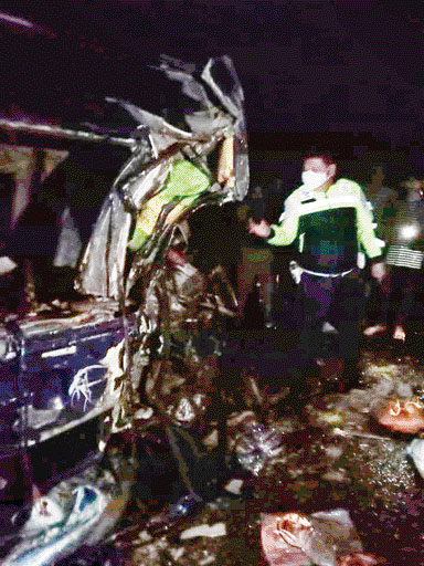 Mobil travel remuk usai kecelakaan tragis di Jalan Lintas Sumatera, tepatnya di kawasan Jorong Sungaiampang, Kenagarian Sungailansek, Kecamatan Kamangbaru, Sijunjung, Rabu (25/11) malam. (IST)
