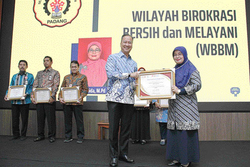 Menteri  Perindustrian RI,  Dr. Agus Gumiwang Kartasasmita, M.Si. menyerahkan penghargaan kepada Kepala SMK SMTI Padang,  Dra. Zulhaida, M.Pd., atas prestasi SMK SMTI Padang yang telah meraih Predikat Wilayah Birokrasi Bersih dan Melayani (WBBM). (IST)