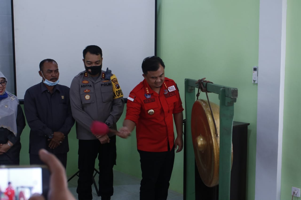 Bupati Dharmasraya, Sutan Riska Tuanku Kerajaan memukul gong menandai ditetapkannya Nagari Sungai Langkok sebagai Nagari Tageh didampingi Ketua DPRD Dharmasraya, Pariyanto, Kapolres Dharmasraya, AKBP Aditya Galayudha Ferdiansyah. (IST)
