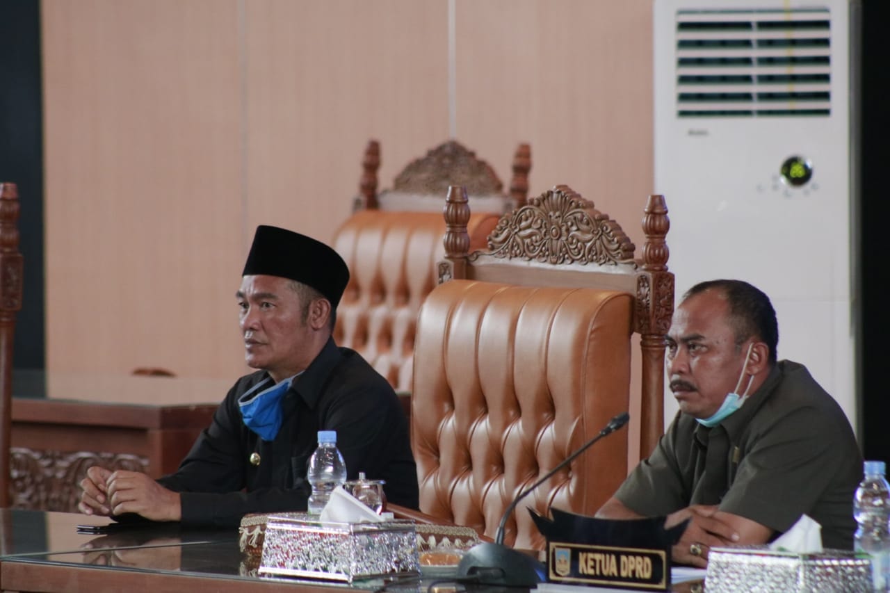 Wakil Bupati Dharmasraya, Amrizal Dt Rajo Medan, mendengarkan pandangan umum fraksi DPRD tentang tentang Pertanggungjawaban Pelaksanaan APBD Tahun Anggaran 2019. (IST)