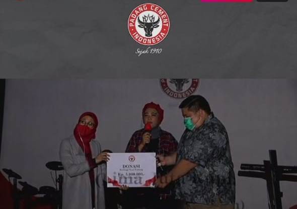 Kepala Unit Humas & Kesekretariatan PT Semen Padang Nur Anita Rahmawati menyerahkan donasi sebesar Rp5 juta dari PT Semen Padang kepada Yuda, dari Komunitas Berbagi Nasi Padang.