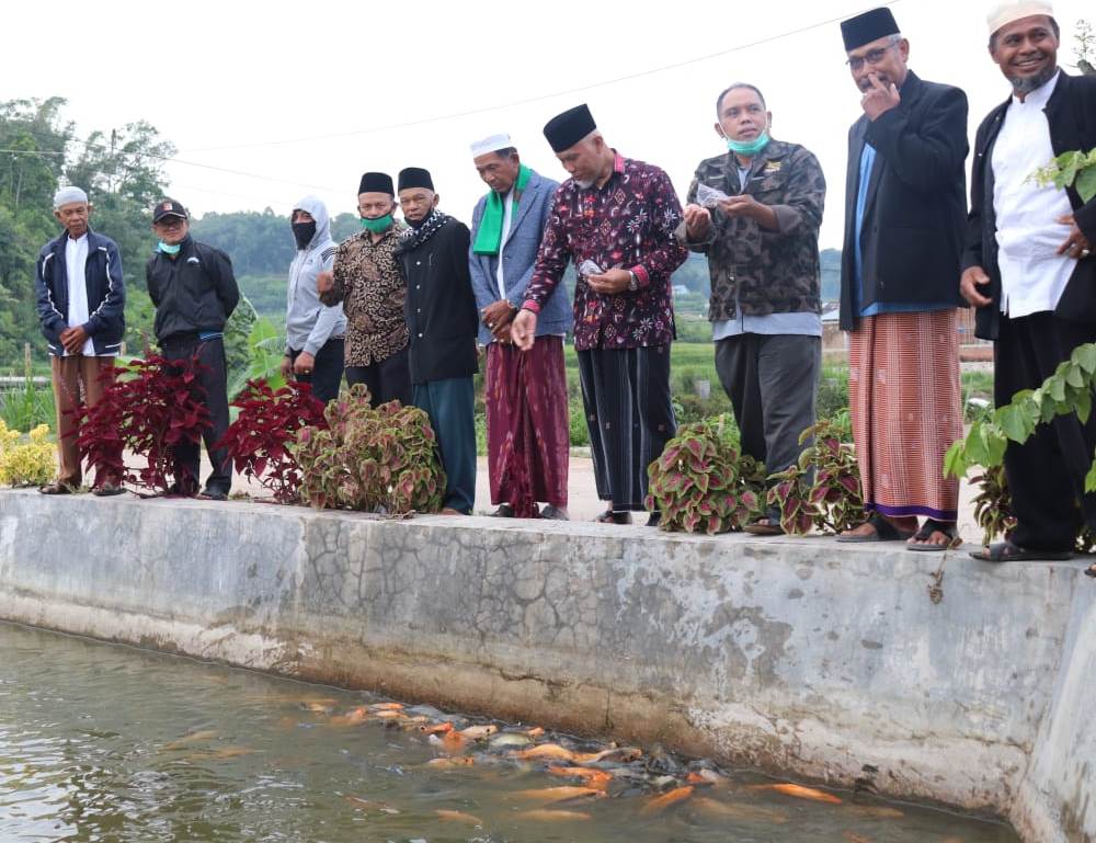 Kolam ikan di Masjid Taqwa, Bukik Batabuah, Kotobaru, Kabupaten Agam.