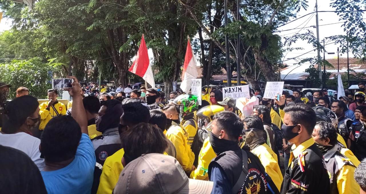 Driver Ojol Maxim geruduk Kantor Cabang Padang, Senin siang.