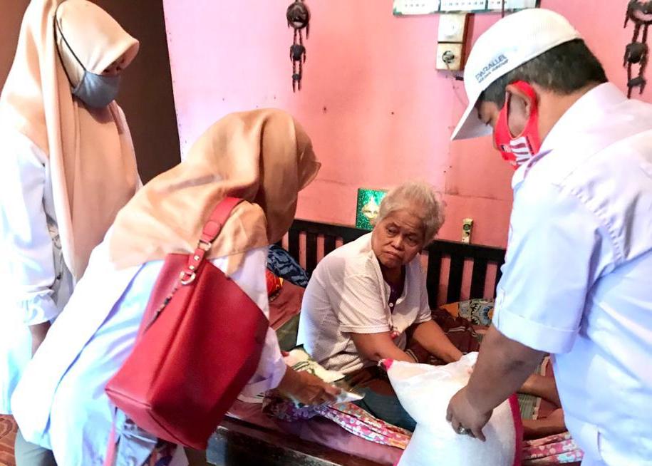 Tim AR Center menyerahkan bantuan sembako dan uang tunai dari Andre Rosiade kepada keluarga Rivai di Bandar Olo, Olo, Padang Barat.