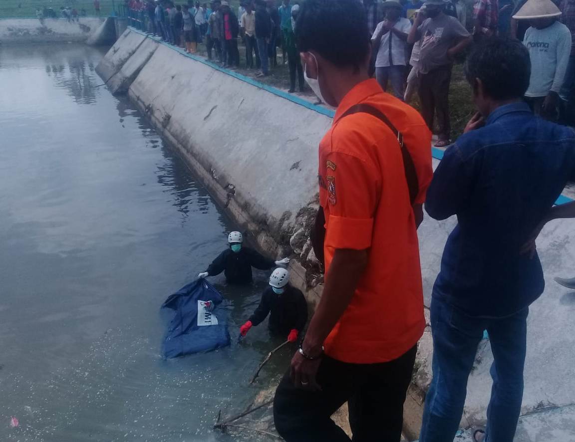 Tubuh Abdul Razak dievakuasi dari dalam bendungan oleh tim BPBD Agam, Rabu siang (11/11/2020).