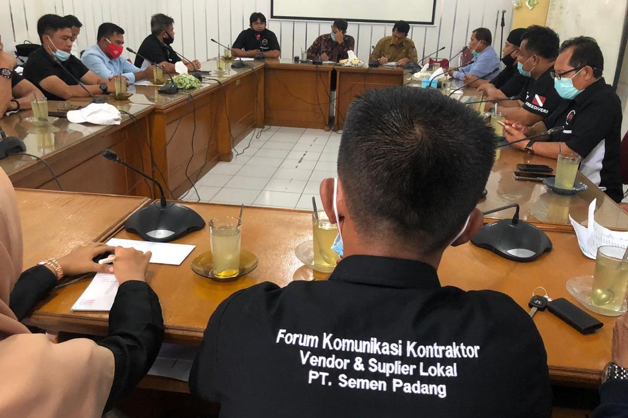 Forum Komunikasi Kontraktor Vendor Supplier PT Semen Padang mengadu ke DPRD Padang, Senin (2/11/2020).