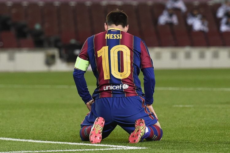 Penyerang Barcelona sekaligus kapten tim, Lionel Messi, harus bekerja keras saat memimpin rekan-rekannya melewati babak 16 besar Liga Champions musim ini. (AFP)