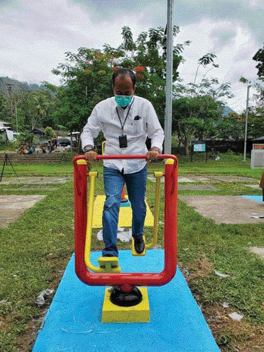 Asisten Deputi Pengelolaan Olahraga dan Rekreasi Kemenpora RI Maifrizon, melakukan peninjauan dan mencoba alat fitness yang baru selesai dipasang di kawasan Silo, kemarin. (IST)