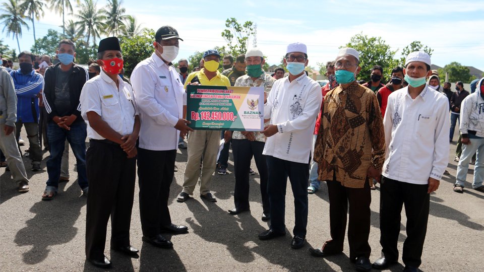 Plt Walikota Pariaman menyerahkan bantuan untuk tukang ojek dan sopir angkot. (Diskominfo Pariaman)
