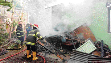 Personel Damkar Kota Padang saat memadamkan  api yang menghanguskan satu unit rumah di Parakjigarang, kemarin. (IST)
