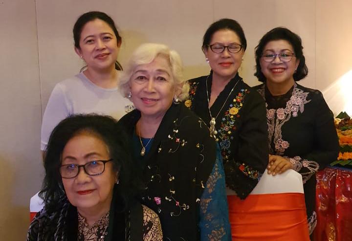 Ny. Herry Sajekti (rambut putih) dalam suatu acara ketika masih hidup. (Foto. Dok)
