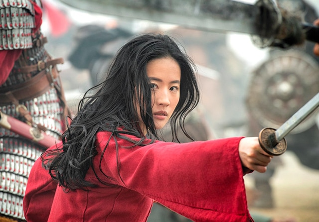 Liu Yifei melakoni latihan fisik hingga bertarung dengan pedang untuk memerankan Hua Mulan. (Disney+ Hotstar for Jawa Pos)
