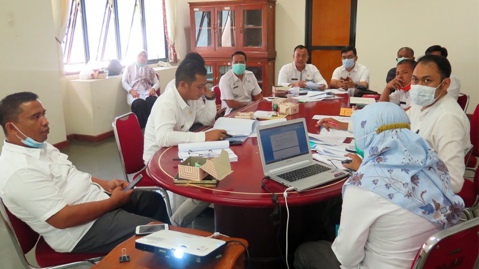 Rapat jajaran Dinas Pemberdayaan Masyarakat dan Desa (DPMDes) Kota Pariaman membicarakan perihal pelaksanaan Pilkades di Kota Pariaman. (Diskomfo Pariaman)