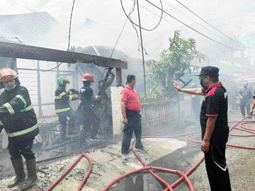 Petugas Dinas Damkar Padang melakukan pemadaman di Kompleks Andalas Makmur,  Kelurahan Kubudalam, Parakkarakah, Padang, kemarin (13/1). (IST)