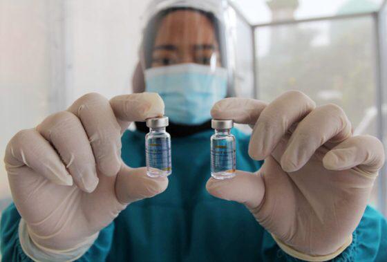 Petugas menunjukan vaskin Sinovac sebelum melakukan vaksinasi covid-19 tahap I di Rumah Sakit Universitas Indonesia di Depok, Jawa Barat, Kamis (14/1/2021). (Dok. JawaPos.com)