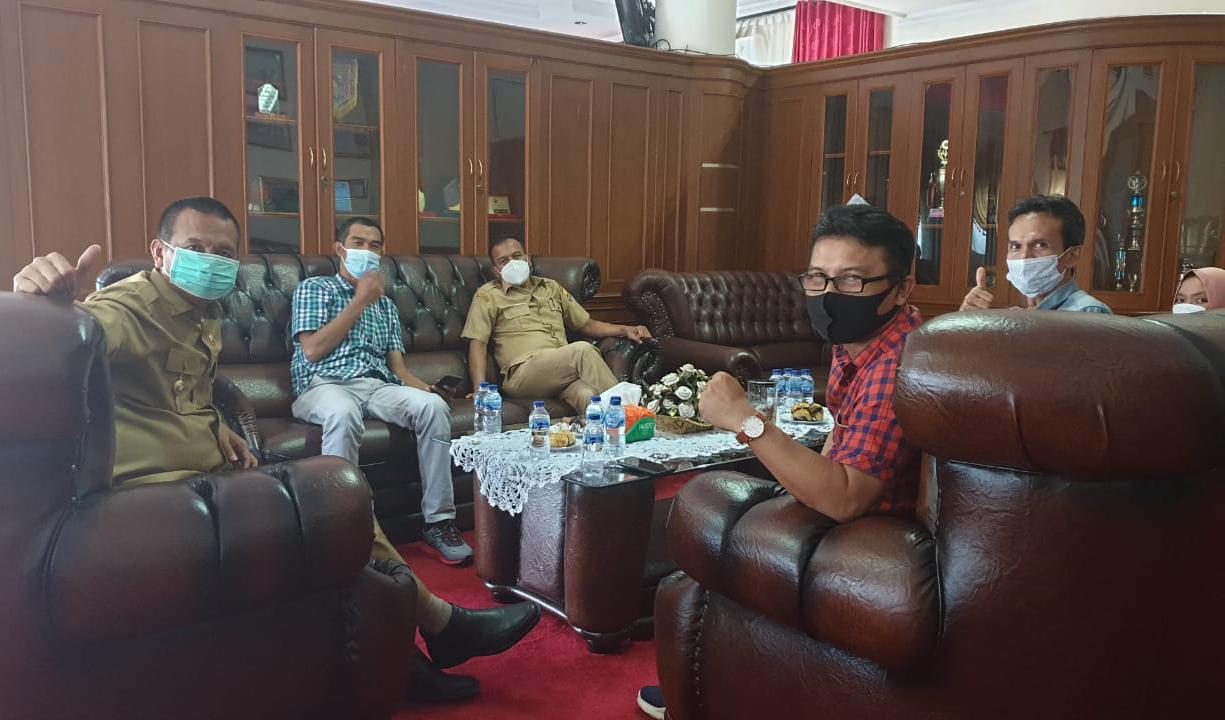 Pertemuan jajaran Padang Ekspres dengan Wali Kota Pariaman berlangsung akrab. (IST)