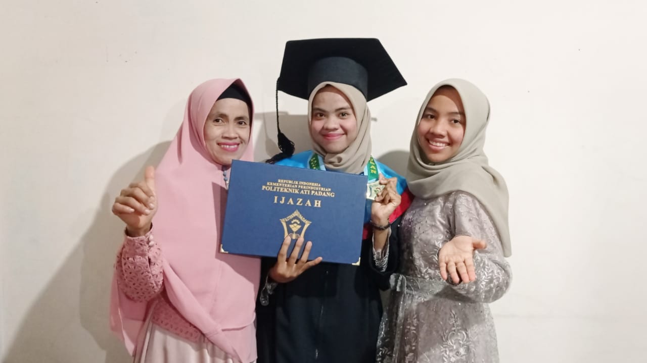 Ade Putri bersama keluarga foto bersama usai merayakan prosesi wisuda virtual Politeknik Negeri ATI Padang