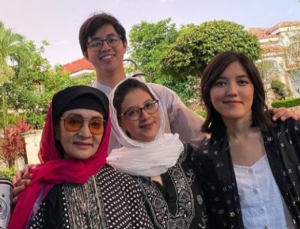 Ilustrasi aktris pemeran Mak Lampir, Farida Pasha (kiri) (Instagram Ify Alyssa)