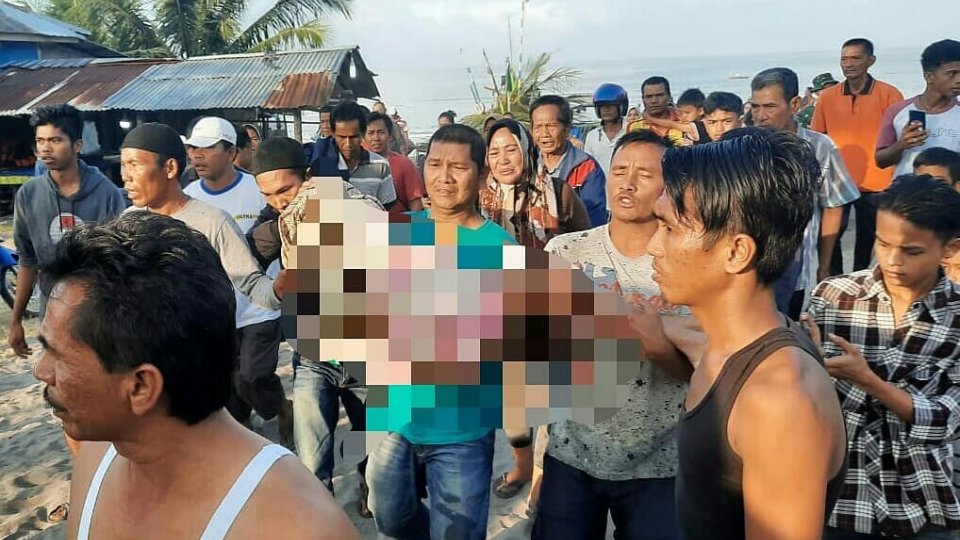Bocah yang hanyut di Pasir Ampalu ditemukan sudah tidak bernyawa. (Diskominfo Pariaman)