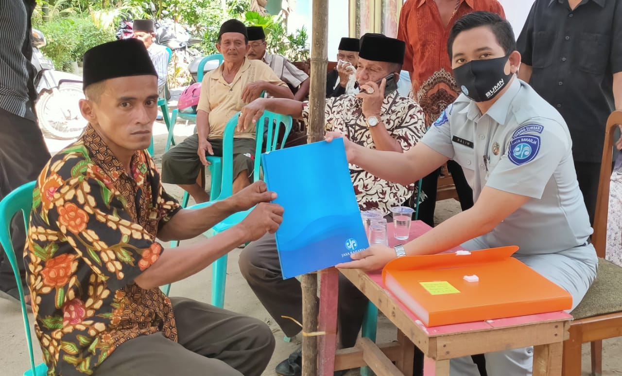 Kepala PT Jasa Raharja Cabang Sumatera Barat, Agung Tri Gunardi menyerahkan santunan
