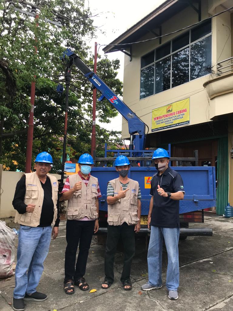 Panitia Uji Kompetensi Tenaga Teknik Ketenagalistrikan di Sumbar. Dari kiri ke kanan: H. Hertog, Dr. Sukardi, Dr. Ija Darmana, Ir. H. Adrinaldi. (IST)