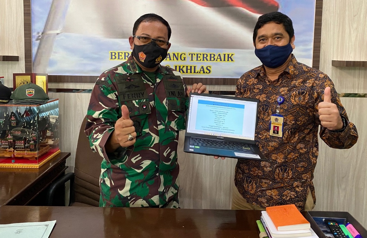 Dandim 0306/50 Kota Letkol Kav Ferry Stevanus Lahe bersama Kepala KPP Pratama Payakumbuh Gorga Parlaungan menunjukkan bukti pelaporan SPT Tahunan PPh melalui e-Filing.