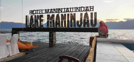 Seorang pengunjung atau tamu mengabadikan momen di salah satu sudut the lakeside Hotel Maninjau Indah. (IST)