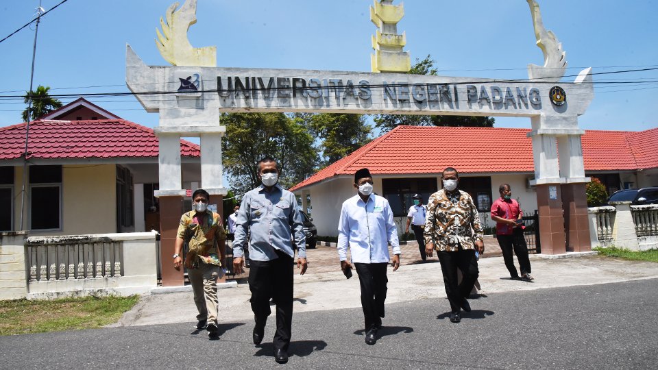 Rektor UNP dan wali kota Pariaman saat peninjauan ke Prodi D3 Keperawatan UNP di Desa Ampalu. (Diskominfo Pariaman)