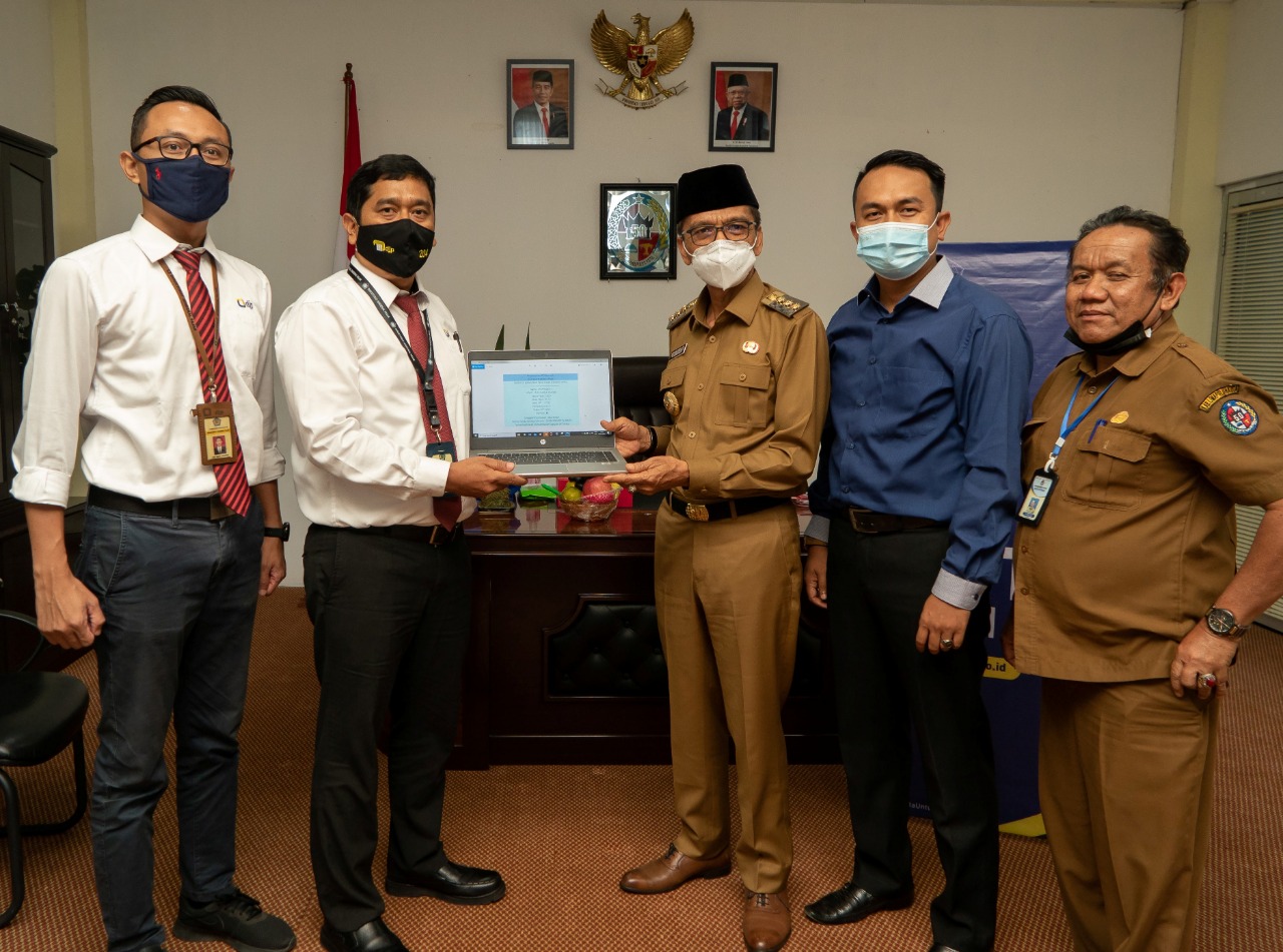 Bupati Limapuluh Kota Safaruddin Dt Bandaro Rajo SH bersama Kepala KPP Pratama Payakumbuh Gorga Parlaungan sedang menunjukkan bukti pelaporan SPT Tahunan PPh melalui e-Filing.