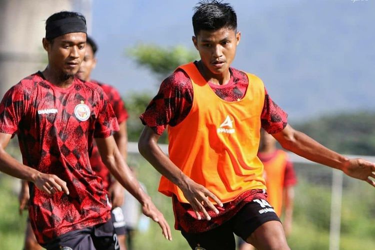 Pemain muda Semen Padang FC Genta Alparedo menjalani latihan. (net)