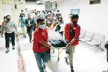 Dua jenazah mahasiswa yang hanyut di objek wisata Air Terjun Lubuk Hitam saat dievakuasi ke RS Bhayangkara, Sabtu (27/3). (Sy Ridwan-Padang Ekspres)