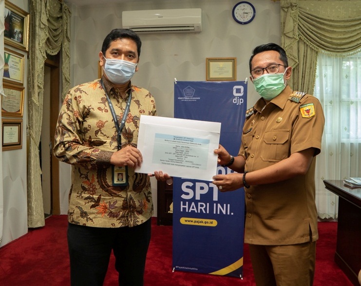 Bupati Tanahdatar Eka Putra SE bersama Kepala KPP Pratama Payakumbuh Gorga Parlaungan sedang menunjukkan bukti pelaporan SPT Tahunan PPh melalui e-Filing.