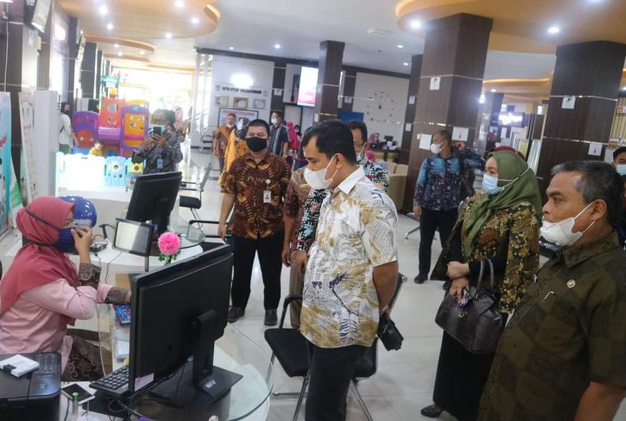 Jajaran Pemkab Solsel saat melakukan studi tiru ke MPP Payakumbuh. (IST)