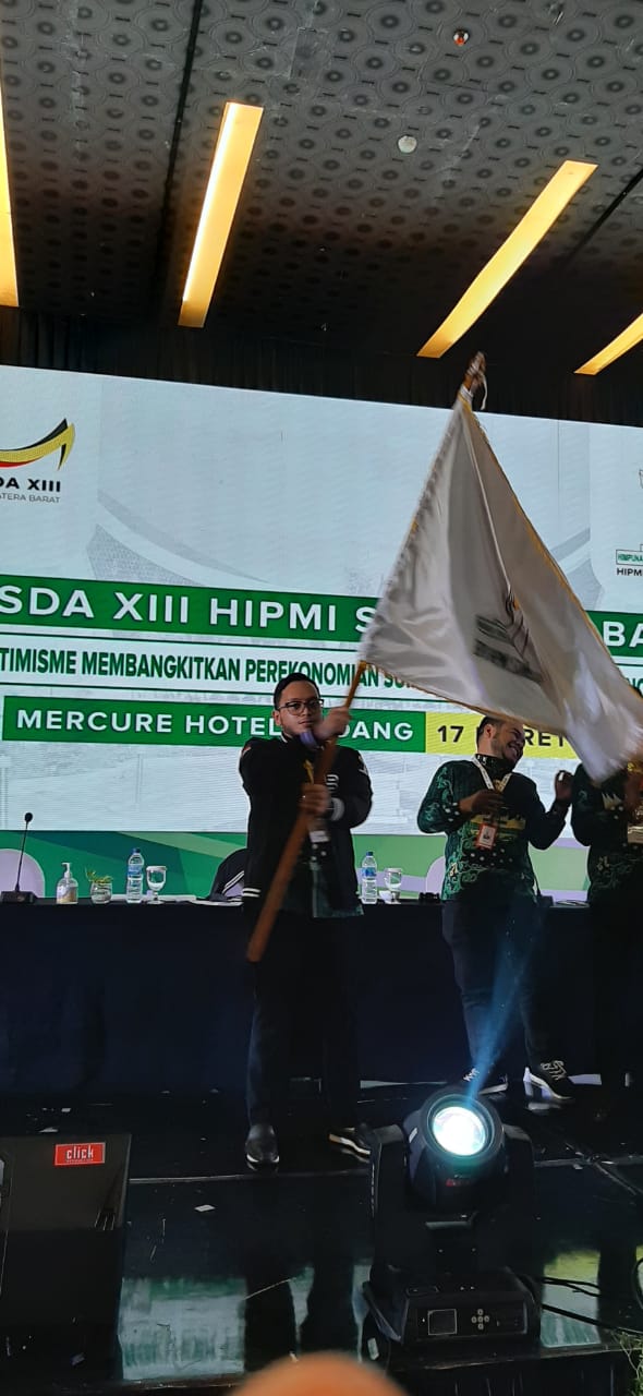 Ketua Hipmi Sumbar terpilih, Brian Putra Bastara mengangkat bendera pataka. (IST)