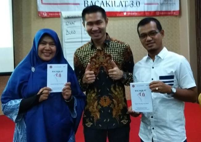 Direktur utama pt bpr mutiara pesisir sri mulyani (kiri) dan direkturnya arbi syahni (kanan)